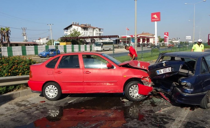 Hızını alamadı kırmızı ışıkta bekleyen araçlara daldı: 2 yaralı