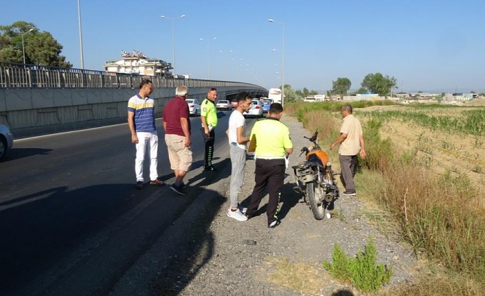 Motosikletin altında kalarak yaralandı