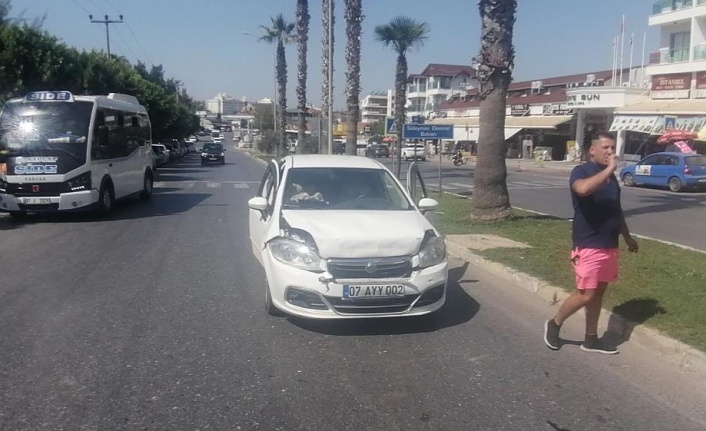 Yaya geçidinde 3 araçlı zincirleme kaza