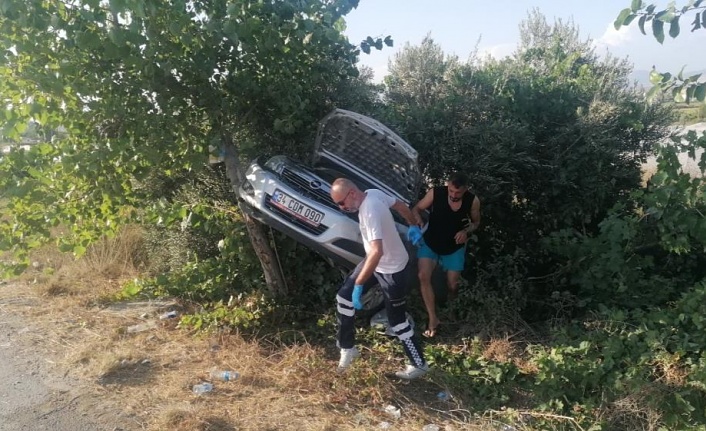 Yoldan çıkan otomobil takla atarak bahçeye girdi: 3 yaralı