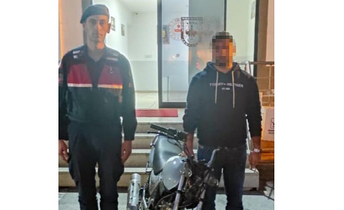 Kırmızı Motosikleti Maviye Boyayan Hırsız, Jandarma Engeline Takıldı