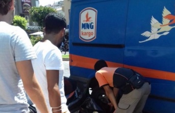 Alanya'da kargo aracı park halindeki otomobile çarptı
