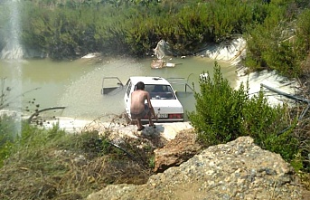 Alanya'da kontrolden çıkan otomobil sulama havuzuna uçtu