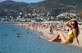 Alanya'da yerli ve yabancı turistler plajlara akın etti