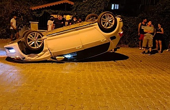 Alanya’da park halindeki otomobile çarpan araç takla attı