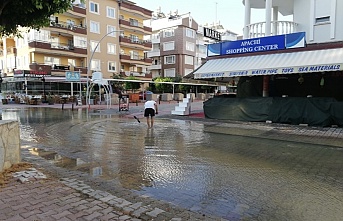 Alanya’da su borusu patladı! Mahalle sular altında kaldı