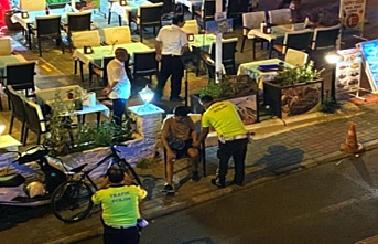 Alanya’da ticari taksiyle bisikletli genç çarpıştı