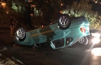 Alanya'da virajı alamayan otomobil takla attı: 1 yaralı
