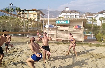Alanya’da plaj voleybol turnuvasına yoğun ilgi