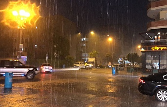 Alanya’ya yağmur fırtınayla geldi