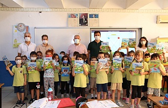 Başkan Şahin'den öğrencilere kitap jesti