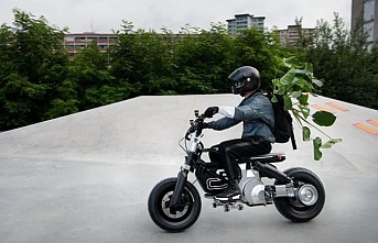 BMW, bisiklet ile motosikleti birleştiren yeni elektrikli aracını tanıttı