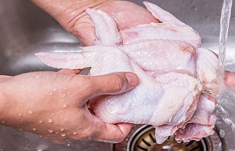 Uzmanlar uyardı! Çiğ tavuğu yıkamayın