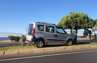 Alanya'da kontrolden çıkan araç refüje çarptı