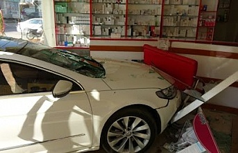Alanya’da kontrolde çıkan araç eczaneye daldı!