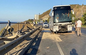 Alanya’da kontrolden çıkan otobüs bariyerleri çarptı!