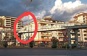 Alanya’da üst geçitte motosiklet krizi!
