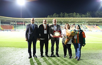 Başkan Hasan Çavuşoğlu Alanyalı rekortmene plaket verdi