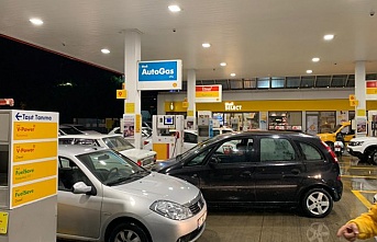 1 TL’lik zam öncesi Alanya’daki petrol istasyonlarında kuyruk