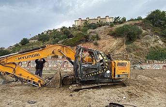 Alanya'da kamyonun taşıdığı iş makinesi uçuruma yuvarlandı