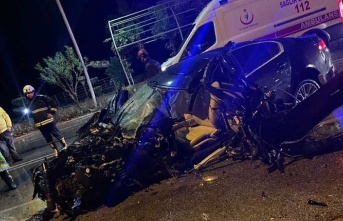 Alanya’da feci kaza! 2 otomobil kafa kafaya çarpıştı