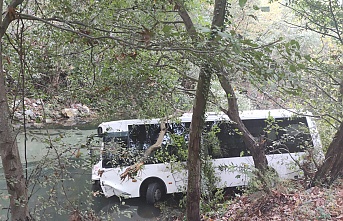 Alanya’da halk otobüsü şarampole düştü: 2 yaralı