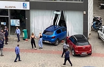 Alanya’da otomobil ASAT binasına daldı!