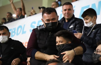 Başkan Yücel maçı şehit Aksoy'un çocuklarıyla birlikte izledi