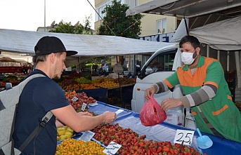 Alanya’da aşılama faaliyetlerine bir destek de pazar esnafından