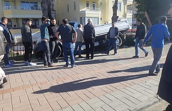 Alanya’da tomruk yüklü kamyon kaza yaptı: 2 yaralı