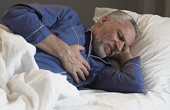 Gece uyandıran göğüs ağrısı neden olur?