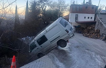 Alanya'da buzdan kayan araç asılı kaldı