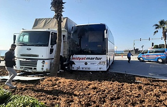 Alanya'da kavşağa kontrolsüz giren otobüsle kamyon çarpıştı!