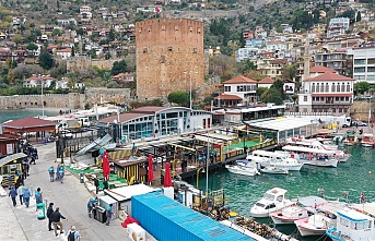 Alanya İskelesi’ndeki kaçak yapılar yıkılıyor