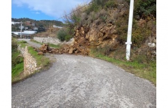 Alanya’da heyelan nedeniyle yol kapandı!