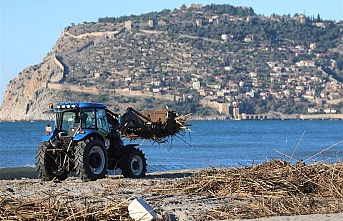 Alanya’da fırtınanın izleri sahillerden temizleniyor