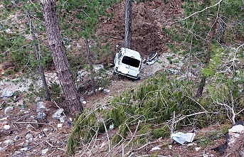 Alanya’da hafif ticari araç uçuruma yuvarlandı!