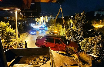 Alanya’da otomobiller bahçeye uçtu: 2 yaralı!