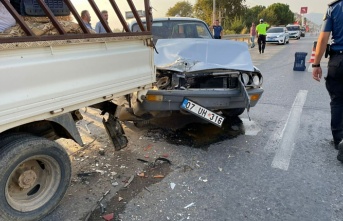 Gazipaşa’da kasaları almak için duran kamyonete otomobil çarptı: 1 yaralı