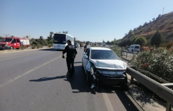 Kontrolden çıkan otomobil bariyere çarparak durabildi