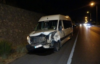 Tur minibüsü otomobille çarpıştı: 5’i İrlandalı turist 6 kişi yaralandı
