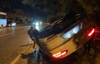 Alanya'da direksiyon hakimiyetini kaybeden araç takla attı!