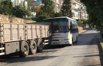 Alanya’da Freni Boşalan Otobüs TIR’a Çarptı!