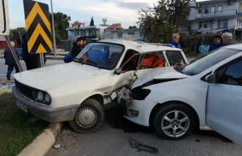 Gazipaşa’da iki otomobil çarpıştı: Zeytinler yola savruldu!