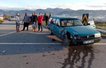 Gazipaşa’da kamyonet ile otomobil çarpıştı: 1 yaralı!