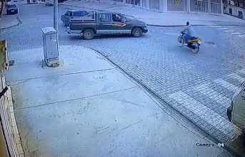 Kamyonetle çarpışan motosiklet sürücüsü ölümden döndü!