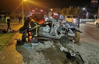 Köprü bariyerine çarpan otomobil hurdaya döndü!