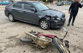 Motosiklet ile otomobil kavşakta çarpıştı: 1 yaralı!