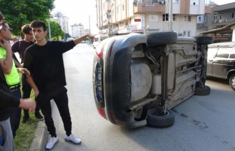 Park halindeki araca çarpan otomobil takla attı!