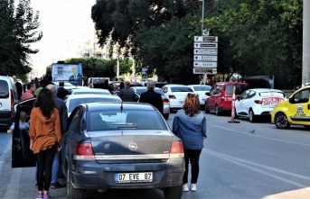 Saygı duruşu sırasında 6 araç birbirine girdi!